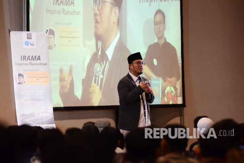 Ketua Umum PP Pemuda Muhammadiyah Dahnil Anzar Simanjuntak tampil pada Inspirasi Ramadhan (Irama) jelang berbuka puasa, di Masjid Salman Institut Teknologi Bandung (ITB), Kota Bandung, Kamis (1/6). 