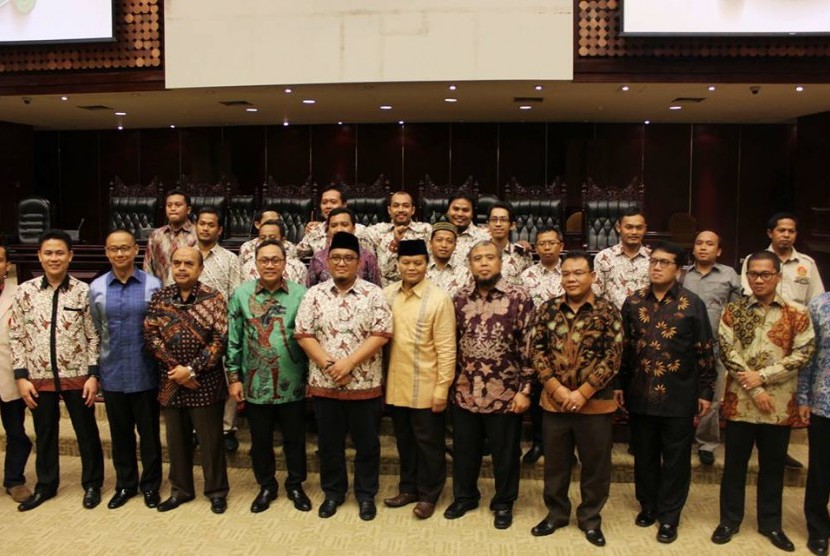 Ketua Umum PP Pemuda Muhammadiyah, Dahnil Anzar Simanjuntak(tengah), Ketua MPR RI Zulkifli Hasan (keempat dari kiri), Ketua Panitia Milad ke 83 Pemuda Muhammadiyah Edi Agus Yanto (kiri), di Gedung DPR RI, Rabu (10/6).