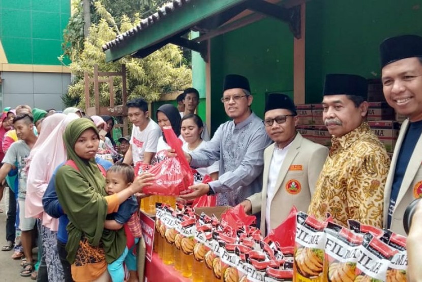 Ketua Umum PP Pemuda Muhammadiyah Sunanto saat Bazar Sembako Murah yang digelar di Perguruan Muhammadiyah Setiabudi Pamulang, Sabtu (18/5).