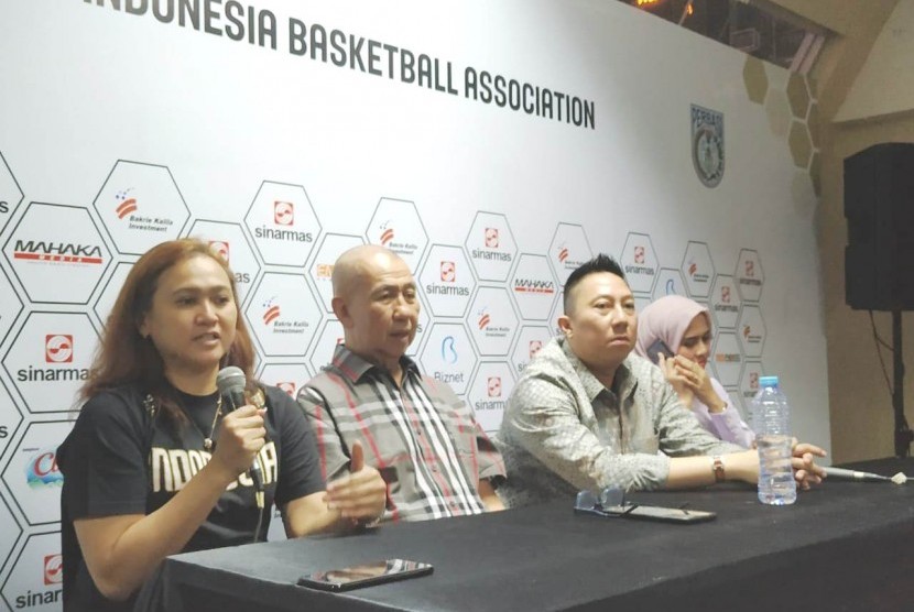 Ketua Umum PP Perbasi Danny Kosasih (kedua kiri) dalam konferensi pers mengenai Piala Dunia FIBA 2023.