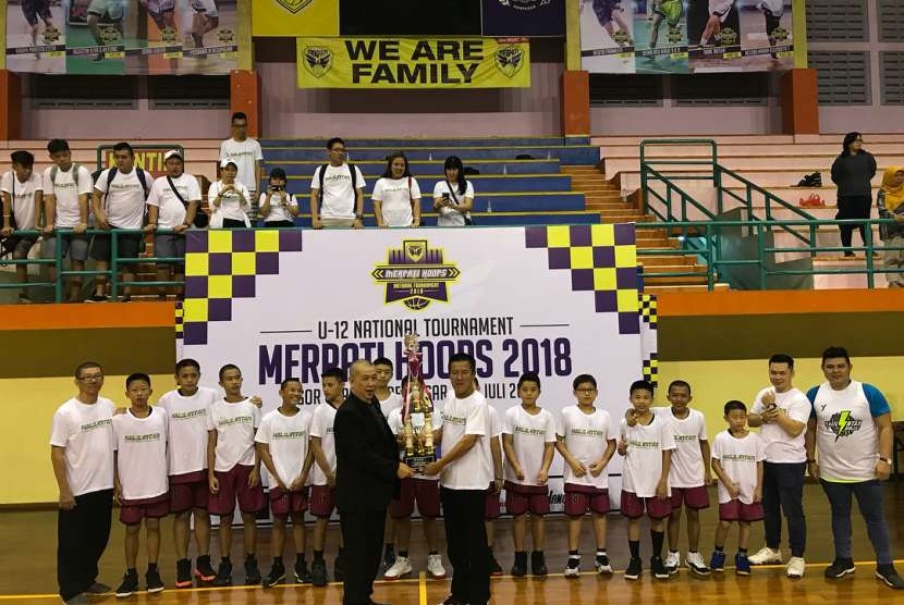 Ketua Umum PP Perbasi Danny Kosasih memberikan piala juara turnamen KU-12 Merpati Hoops National Invitation 2018 kepada klub Halilintar di Denpasar, Bali, Juli.