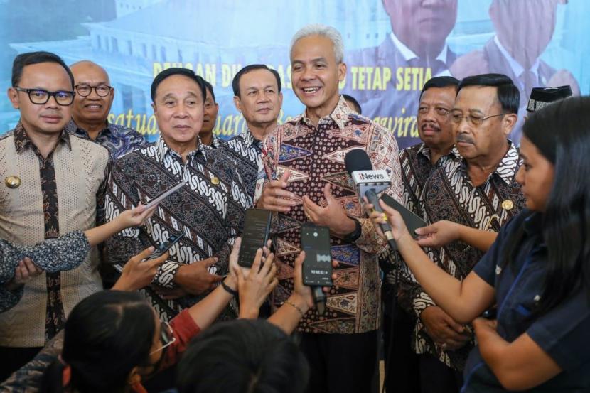 Ketua Umum PP Polri yang juga mantan Kapolri Jenderal Polisi (Purn) Bambang Hendarso Danuri (kedua kiri) dan Gubernur Jawa Tengah Ganjar Pranowo (tengah). 