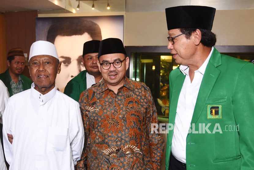 Ketua Umum PPP Djan Faridz (kanan) berbincang dengan dengan bakal calon gubernur Jawa Tengah Sudirman Said (tengah) dan KH Nur Iskandar SQ (kiri) sebelum berlangsungnya Rapimnas III PPP di Jakarta, Rabu (20/12).