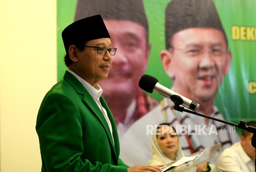 Ketua Umum PPP Djan Faridz memberikan paparan dukungan Pasangan Cagub dan Cawagub DKI Jakarta di Gedung DPP PPP Djan Faridz di Jakarta, Senin (17/10).