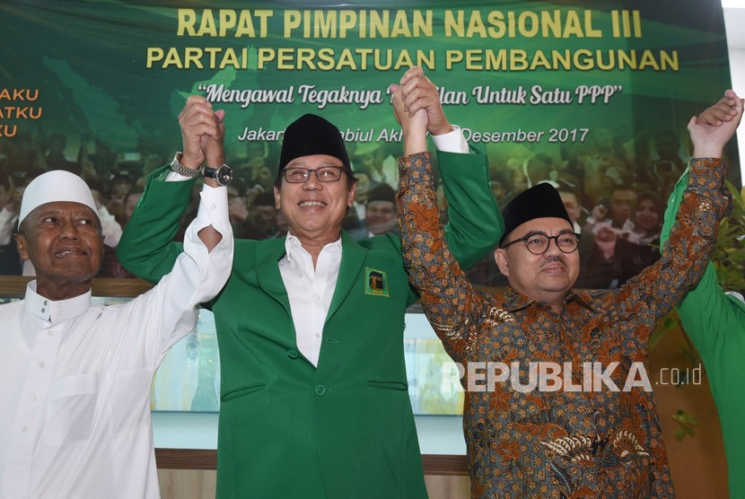 Ketua Umum PPP Djan Faridz (tengah) mengangkat tangan bersama dengan bakal calon gubernur Jawa Tengah Sudirman Said (kanan) dan KH Nur Iskandar SQ (kiri) dalam Rapimnas III PPP di Jakarta, Rabu (20/12).