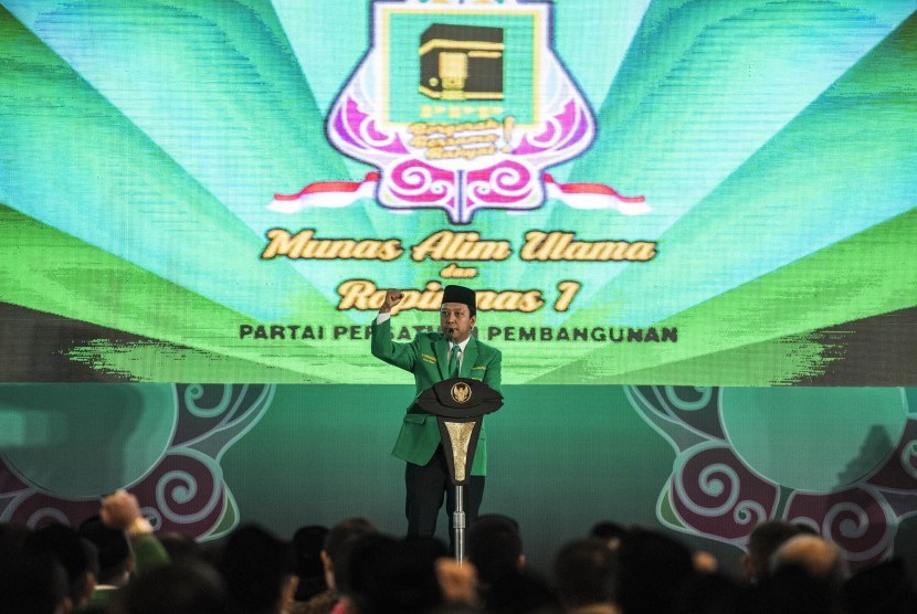 Ketua Umum PPP M Romahurmuziy menyampaikan pidato saat pembukaan Musyawarah Nasional Alim Ulama dan Rapimnas I Partai Persatuan Pembangunan (PPP) di Asrama Haji, Pondok Gede, Jakarta, Minggu (13/11). 