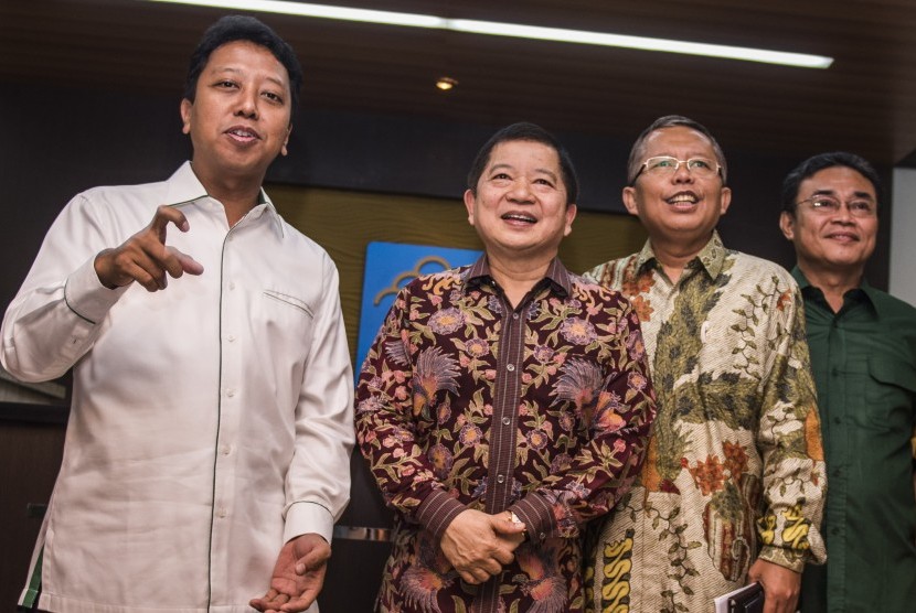 Ketua Umum PPP Romahurmuziy (kiri) bersama Ketua Majelis Pertimbangan PPP Suharso Manoarfa (kedua kiri), Sekjen PPP Arsul Sani (kedua kanan) dan Ketua DPP PPP Rahman Yaqub (kanan) memberikan keterangan kepada wartawan seusai menemui Menteri Hukum dan HAM d