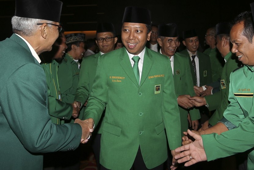 Ketua Umum PPP Romahurmuziy (tengah) berjabat tangan dengan sejumlah kadernya saat menghadiri Musyawarah Wilayah (Muswil) VIII Dewan Perwakilan Wilayah (DPW) PPP Sumatera Selatan di Palembang, Sumatera Selatan, Senin (25/7). 