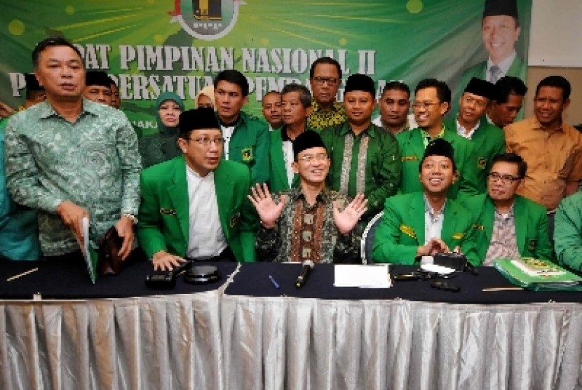 Ketua Umum PPP Suryadarma Ali (tengah) memberikan keterangan pers terkait sikap PPP usai Rapimnas II PPP di Jakarta, Senin (12/5).