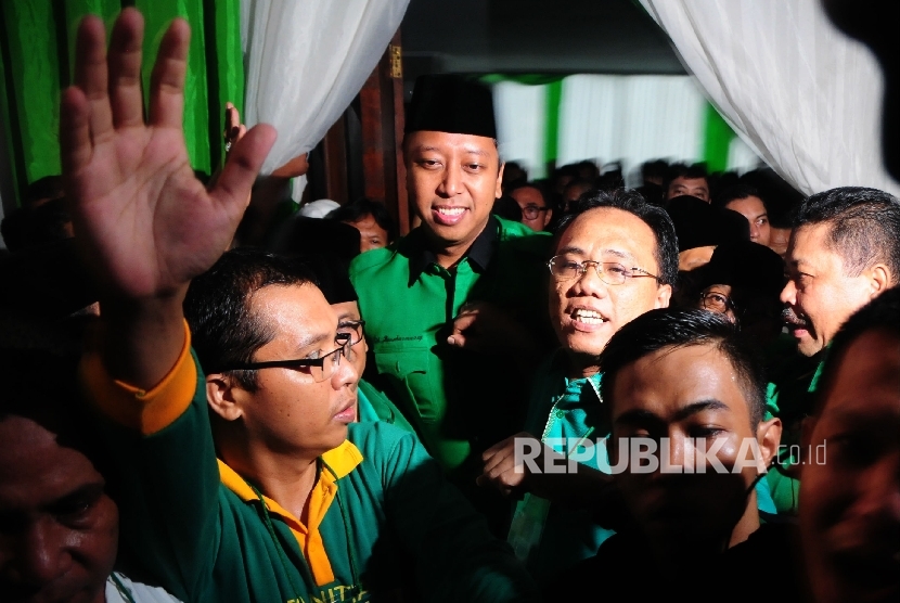 Ketua umum PPP terpilih Romahurmuziy (Romy) diarak saat pemilihan ketua dalam Muktamar PPP VIII di Asrama Haji, Pondok Gede, Jakarta Timur, Sabtu (9/4). Romahurmuziy terpilih sebagai ketua umum PPP dalam Muktamar PPP ke-VIII periode 2016-2021 melalui musya