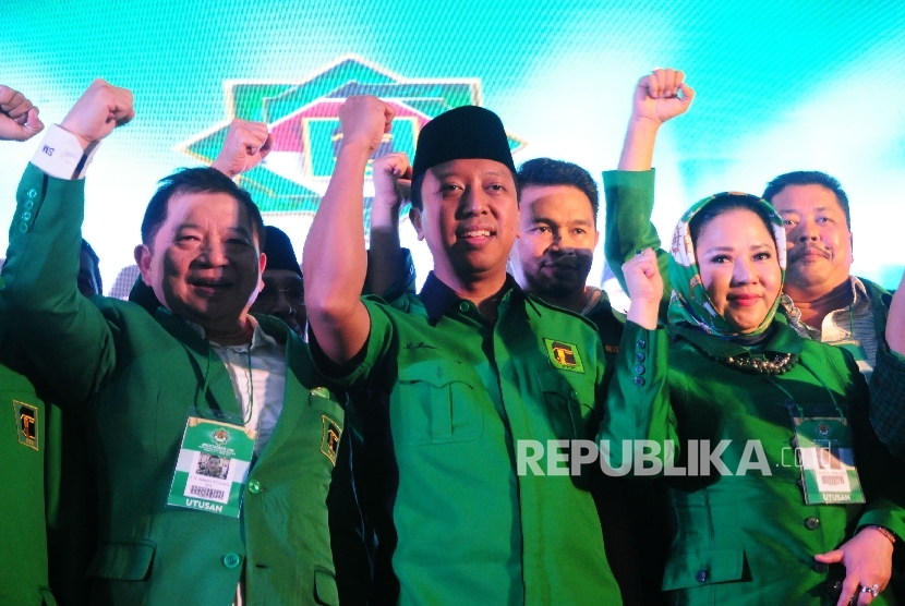 Ketua umum PPP terpilih Romahurmuziy (tengah) berfoto bersama panitia Muktamar PPP VIII di Asrama Haji, Pondok Gede, Jakarta Timur, Sabtu (9/4). Romahurmuziy (Romy) terpilih sebagai ketua umum PPP dalam Muktamar PPP ke-VIII periode 2016-2021 melalui musyaw