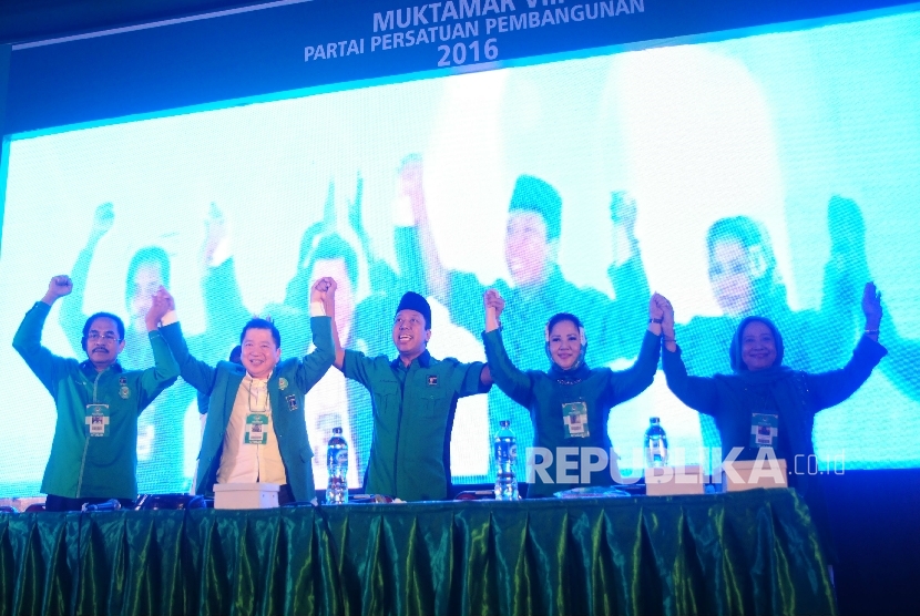 Ketua umum PPP terpilih Romahurmuziy (tengah) berfoto bersama panitia Muktamar PPP VIII di Asrama Haji, Pondok Gede, Jakarta Timur, Sabtu (9/4). Romahurmuziy (Romy) terpilih sebagai ketua umum PPP dalam Muktamar PPP ke-VIII periode 2016-2021 melalui musyaw