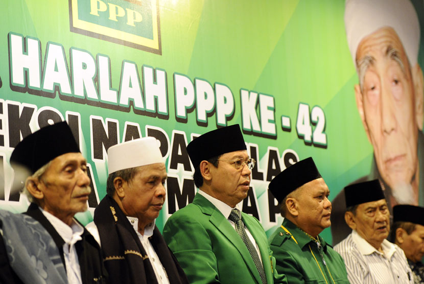  Ketua Umum PPP versi Muktamar Jakarta Djan Faridz (ketiga kiri) bersama pengurus DPP PPP menghadiri Hari Lahir (Harlah) ke-42 PPP di Kantor PPP Jakarta, Senin (5/1). 