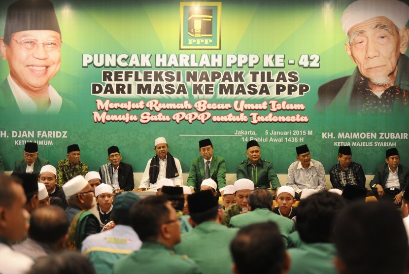 Ketua Umum PPP versi Muktamar Jakarta Djan Faridz (tengah) bersama pengurus DPP PPP menghadiri Hari Lahir (Harlah) ke-42 PPP di Kantor PPP Jakarta, Senin (5/1). 