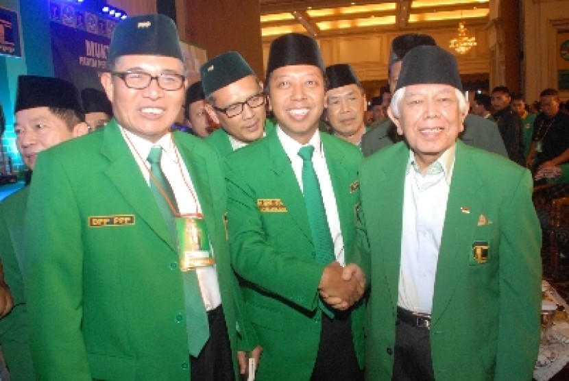 Ketua Umum PPP versi Muktamar VIII di Surabaya, Romahurmuziy (tengah).
