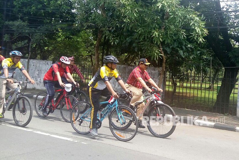 Ketua Umum Prabowo Subianto bersama Presiden PKS Sohibul Iman dan Ketua Majelis Syuro PKS Salim Segaf Aljufri bersepeda bersama dalam rangkaian acara Milad PKS ke 20, Sabtu (21/4).