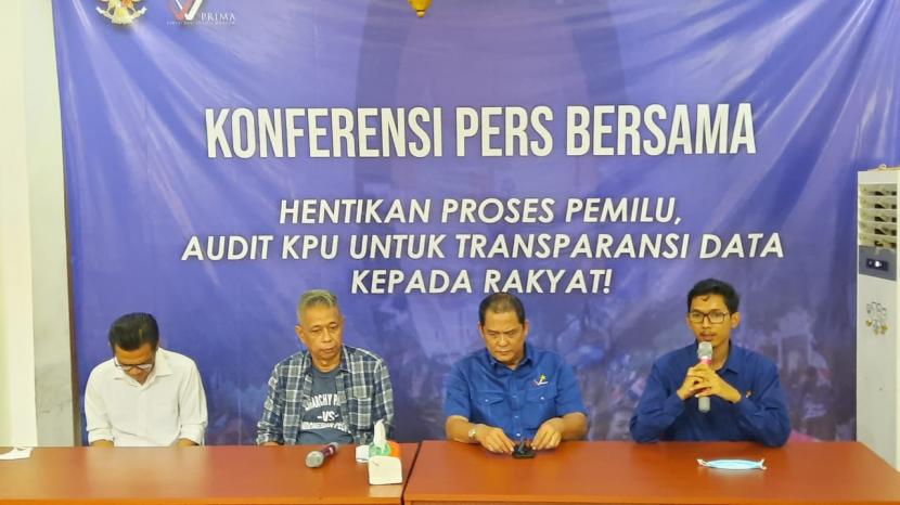 Ketua Umum Prima Agus Jabo Priyono (kedua dari kiri) memberikan keterangan pers kepada awak media di Kantor DPP Prima, Jakarta Pusat, Selasa (6/12). Jabo mendesak KPU menghentikan sementara proses persiapan Pemilu 2024 sampai sistem pendaftaran partai politik calon peserta pemilu diaudit. 