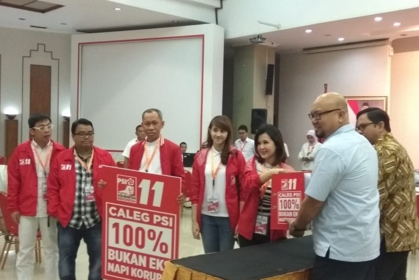 Ketua Umum PSI, Grace Natalie, mendaftarkan 575 nama caleg DPR dari 80 dapil ke KPU, Selasa (17/7).