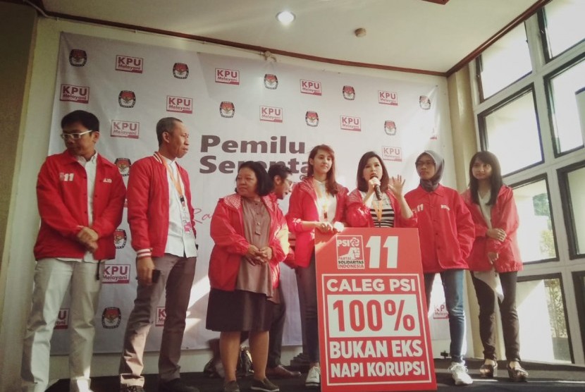 Ketua Umum PSI, Grace Natalie, mendaftarkan 575 nama caleg DPR dari 80 dapil ke KPU, Selasa (17/7). PSI menegaskan caleg yang diusungnya 100 persen bukan mantan narapidana kasus korupsi.