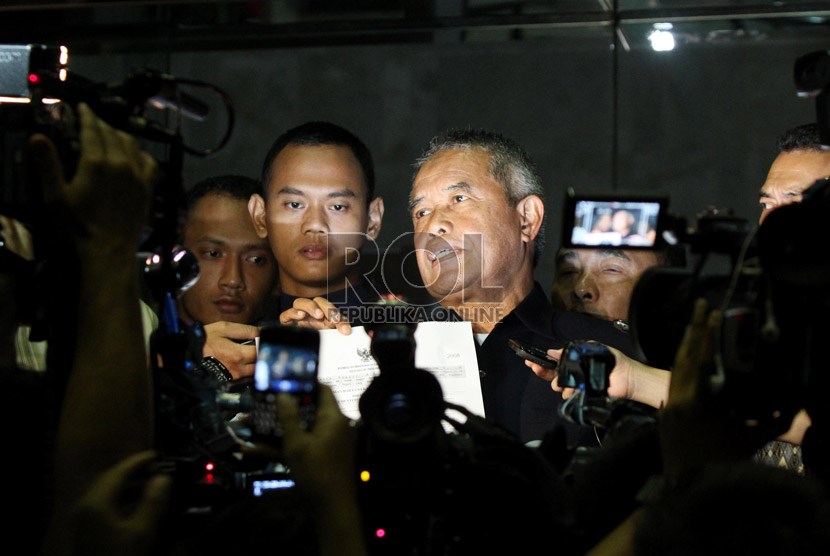  Ketua Umum PSSI Djohar Arifin Husein memberikan keterangan pers usai memenuhi panggilan pemeriksaan Komisi Pemberantsan Korupsi di Jakarta, Jumat (14/6).    (Republika/Adhi Wicaksono)
