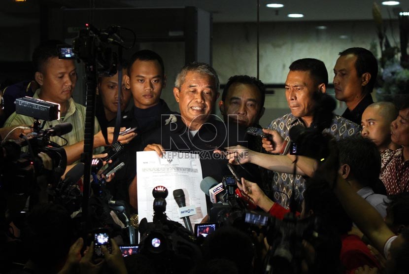  Ketua Umum PSSI Djohar Arifin Husein memberikan keterangan pers usai memenuhi panggilan pemeriksaan Komisi Pemberantsan Korupsi di Jakarta, Jumat (14/6).    (Republika/Adhi Wicaksono)