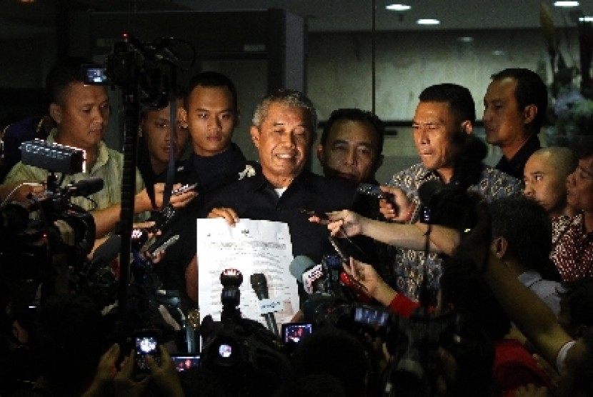 Ketua Umum PSSI Djohar Arifin Husein seusai memenuhi panggilan pemeriksaan Komisi Pemberantsan Korupsi di Jakarta, Jumat (14/6). 