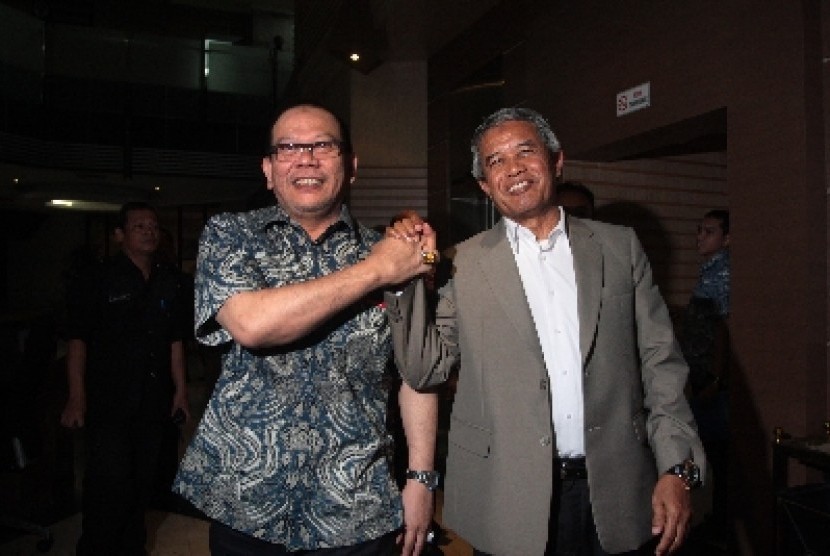 Ketua Umum PSSI Djohar Arifin Husin (kanan), dan Ketua Umum PSSI versi Komite Penyelamat Sepak Bola Indonesia (KPSI) La Nyalla Mattaliti.