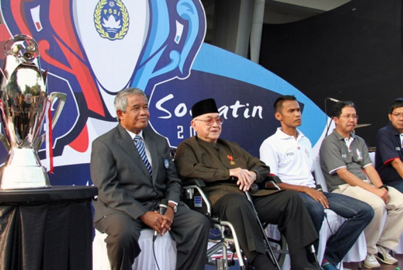 Maulwi Saelan (kedua dari kiri) saat pembukaan Piala Soeratin pada 2014.