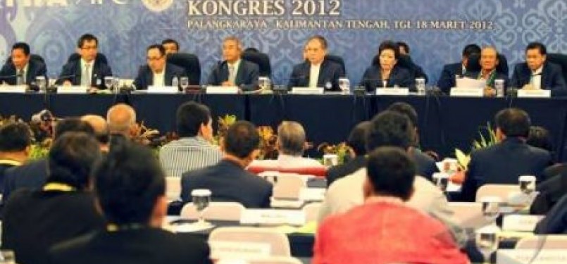 Ketua Umum PSSI, Djohar Arifin Husin (tengah), dan Wakil Ketua Umum PSSI, Farid Rahman, beserta anggota komite eksekutif lainnya menggelar Kongres Tahunan 2012 di Palangkaraya, Kalimantan Tengah, Ahad (18/3). 