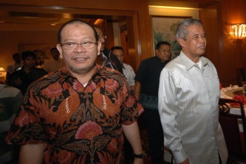  Ketua Umum PSSI, Djohar Arifin (kanan) didampingi Wakil Ketua Umum PSSI, La Nyalla Mahmud Mattalitti (kiri) ketika akan mengikuti Rapat Exco PSSI ke-2, di Hotel Shangri-la Surabaya, Jatim, Selasa (9/4). 