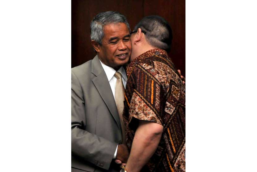   Ketua Umum PSSI Djohar Arifin (kiri) berpelukan dengan ketua KPSI La Nyalla Mahmud Mattalitti di kantor PSSI, Jakarta, Jumat (22/2).
