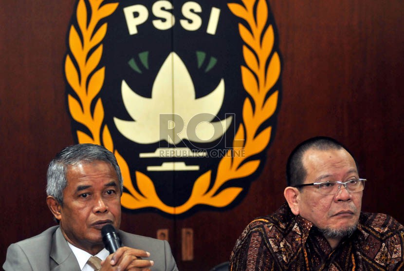   Ketua Umum PSSI, Djohar Arifin (kiri) bersama anggota Komite Eksekutif (Exco) PSSI La Nyalla Mahmud Mattalitti di kantor PSSI, Jakarta, Jumat (22/2).  (Republika/Prayogi)