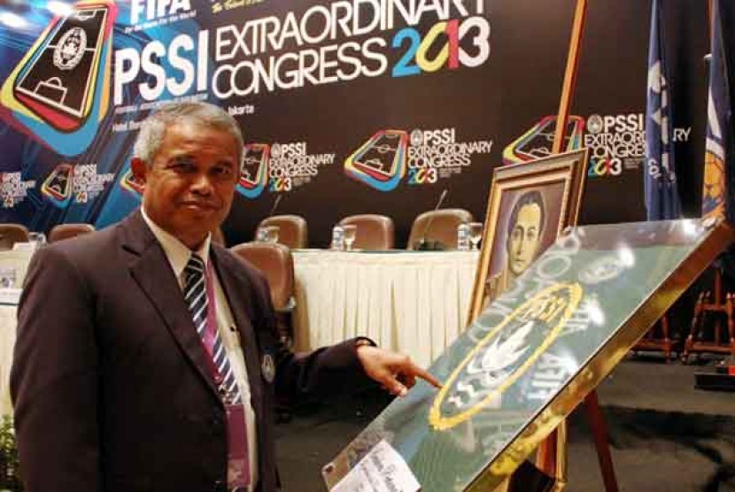 Ketua Umum PSSI Djohar Arifin memperlihatkan bendera PSSI pertama dalam Kongres Luar Biasa PSSI, Jakarta, Ahad (17/3). 