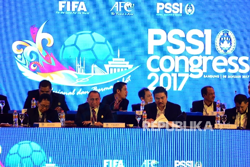 Ketua Umum PSSI, Edy Rahmayadi (kedua kiri) memaparkan pidatonya pada Kongres Tahunan PSSI 2017, di Hotel Aryaduta, Kota Bandung, Ahad (8/1).