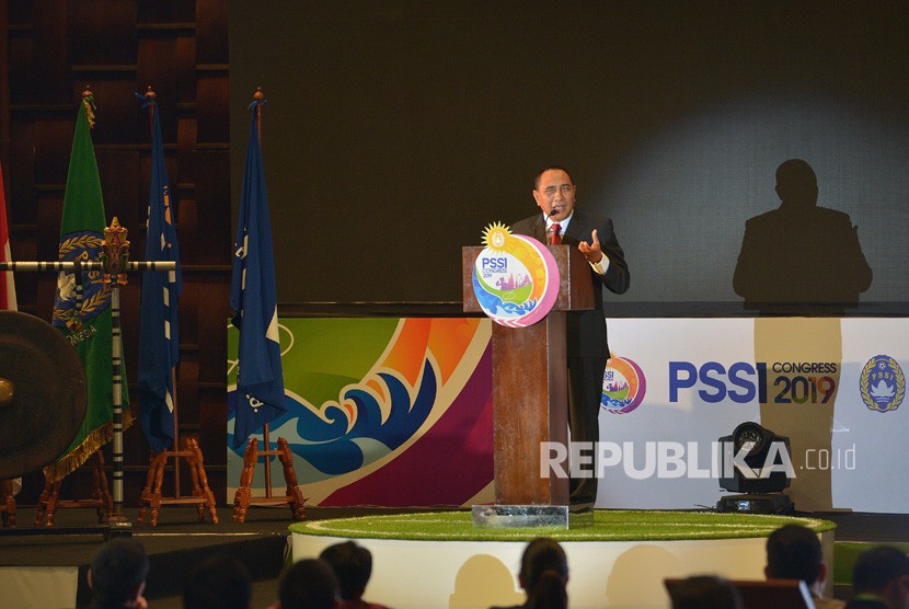 Ketua Umum PSSI Edy Rahmayadi (kiri) menyampaikan pidatonya dalam pembukaan Kongres PSSI 2019 di Nusa Dua, Bali, Ahad (20/1/2019).