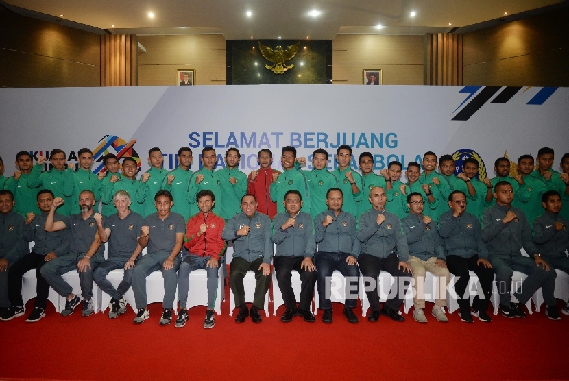 Ketua Umum PSSI Edy Rahmayadi (tujuh kiri), pelatih Luis Milla (enam kiri), pemain serta ofisial berpose saat pelepasan timnas U-22 di Jakarta, Kamis (10/8).