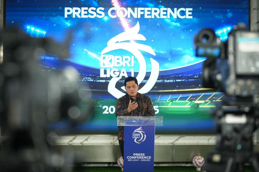 Ketua Umum PSSI Erick Thohir berbicara pada konferensi pers menjelang dimulainya musim baru Liga 1 2024/2025.