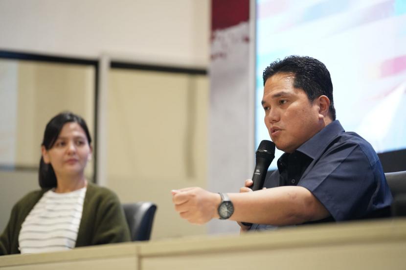 Ketua Umum PSSI Erick Thohir berbicara seputar hasil Sarasehan Sepak Bola Nasional di Surabaya kepada awak media di GBK Arena, Jakarta, Ahad (5/3/2023). 