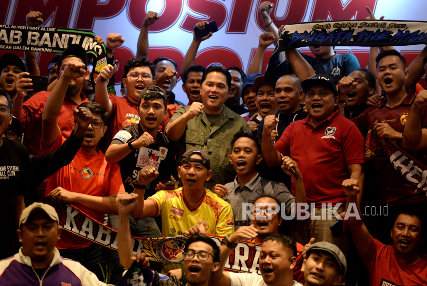 Ketua Umum PSSI Erick Thohir berfoto dengan peserta simposium suporter sepakbola nasional 2023. Pengamat sebut popularitas cawapres yang menjulang menjadi momen untuk Erick Thohir.