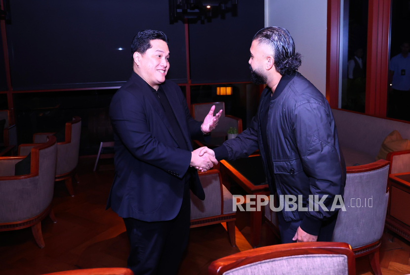 Ketua Umum PSSI Erick Thohir berjabat tangan dengan Putra Mahkota Johor Mayor Jenderal Tunku Ismail Idris Ibni Sultan Ibrahim dalam pertemuan di Jakarta, Rabu (13/11/2024).