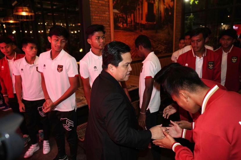 Head of Indonesian Football Association  Erick Thohir with the Indonesia U-17 national team players.