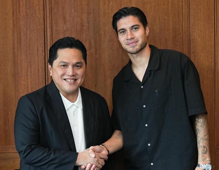 Ketua Umum PSSI Erick Thohir bersama pemain FC Copenhagen, Kevin Diks Bakarbessy.