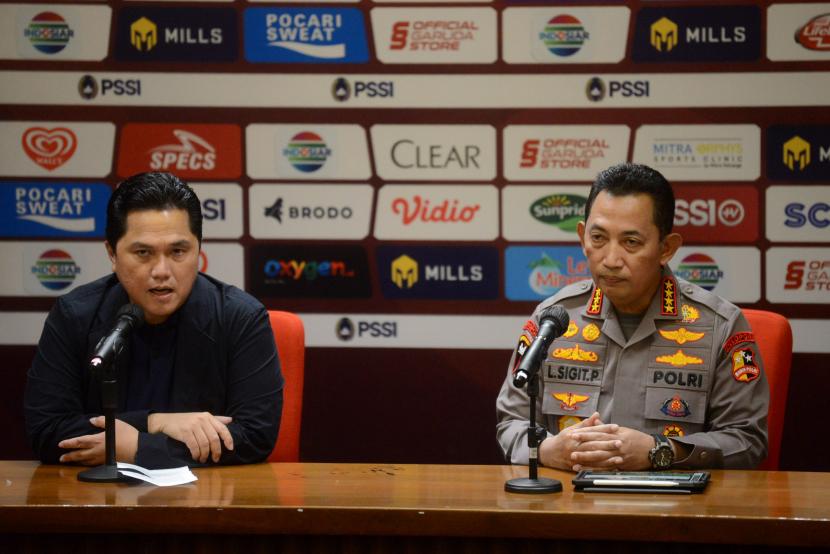 Ketua Umum PSSI Erick Thohir dan Kapolri Jenderal Listyo Sigit Prabowo memberikan keterangan terkait upaya penegakan hukum pada pengaturan skor di sepak bola tanah air, di Jakarta, Ahad (19/2/2023). 