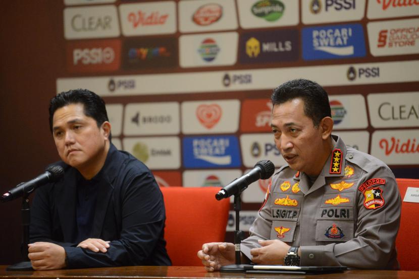 Ketua Umum PSSI Erick Thohir dan Kapolri Jenderal Listyo Sigit Prabowo (kanan), pada Ahad (19/2/2023), memberikan keterangan terkait upaya penegakan hukum pada pengaturan skor di sepak bola Indonesia.