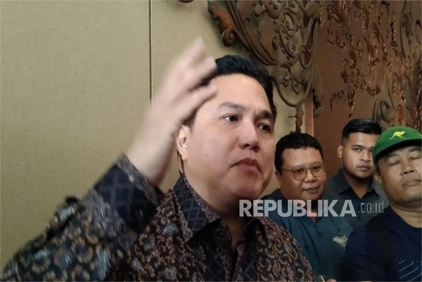 Ketua Umum PSSI Erick Thohir diwawancarai awak media di sela pengundian turnamen Piala AFF U-23 di Jimbaran, Kabupaten Badung, Bali, Jumat (30/5/2025).