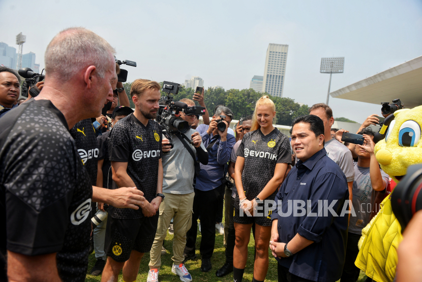 Ketua Umum PSSI Erick Thohir (kanan) didampingi berbincang bersama legenda Horussia Dortmund Marcel Schmelzer (ketiga kiri), Paul Lambert (kiri) dan Joerg Heinrich (kedua kiri) saat coaching clinic di Stadion Madya, Senayan, Jakarta, Jumat (8/9/2023). BVB Legends Tour Indonesia bersama PSSI menggelar coaching clinic dengan mendatangkan tiga legenda Borussia Dortmund yakni Paul Lambert, Joerg Heinrich dan Marcel Schmelzer untuk memberikan pelatihan sepakbola kepada siswa Papua Football Academy.