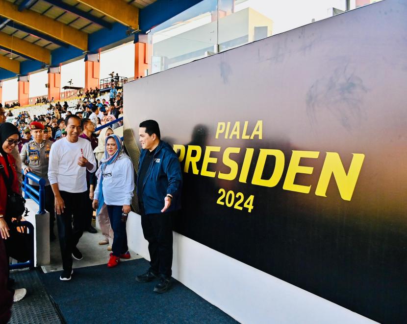 Ketua Umum PSSI Erick Thohir (kanan) mempersilakan Presiden Joko Widodo (Jokowi) dan ibu Iriana berjalan di tribun VIP Stadion Si Jalak Harupat, Kabupaten Bandung, dalam pembukaan turnamen sepak bola Piala Presiden 2024, Jumat (19/7/2024).