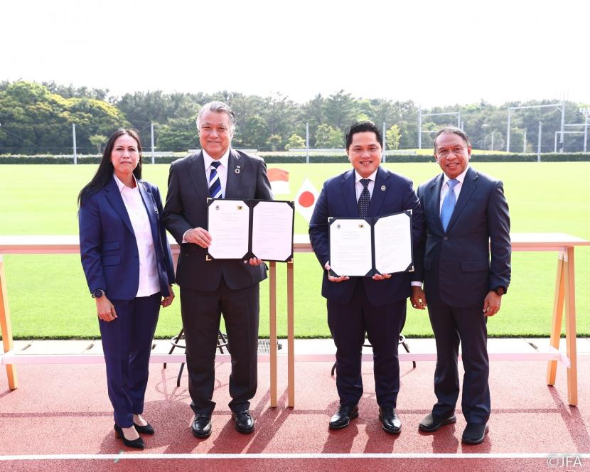 Ketua Umum PSSI Erick Thohir (kedua kanan) didampingi Wakil Ketua Umum PSSI Zainudin Amali (kanan) menandatangani kerjasama dengan Asosiasi Sepak Bola Jepang (JFA) untuk pengembangan sepak bola Indonesia.