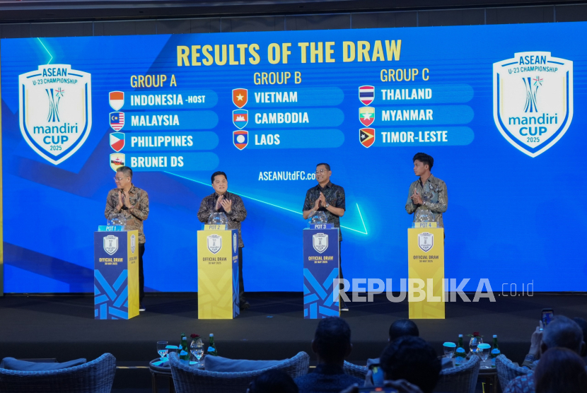 Ketua Umum PSSI Erick Thohir (kedua kiri) dalam acara pengundian ASEAN U-23 Championship Mandiri Cup 2025 di Bali, Jumat (30/5/2025).