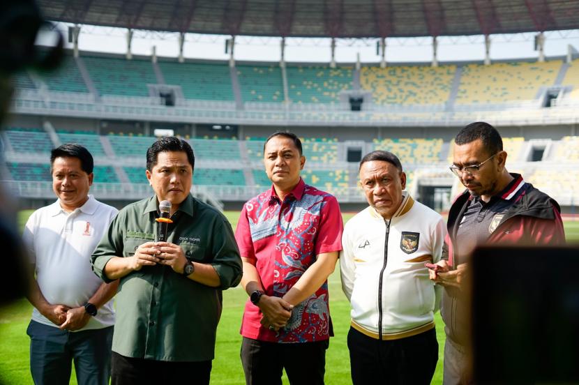 Ketum PSSI Erick Thohir (kedua kiri) dan Wali Kota Surabaya Eri Cahyadi (ketiga kiri) memberikan keterangan pers di Stadion Bung Tomo, Surabaya, belum lama ini.